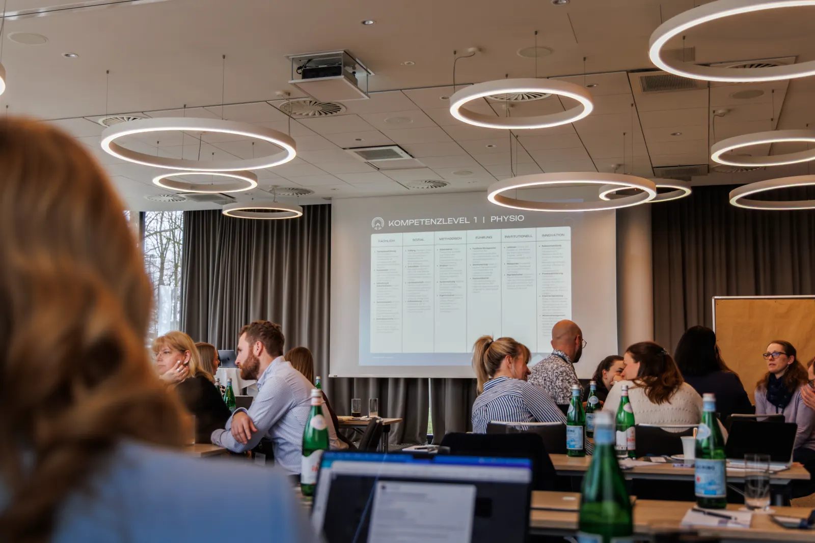 Der Saal mit den Ringleuchten während der Gruppenarbeit