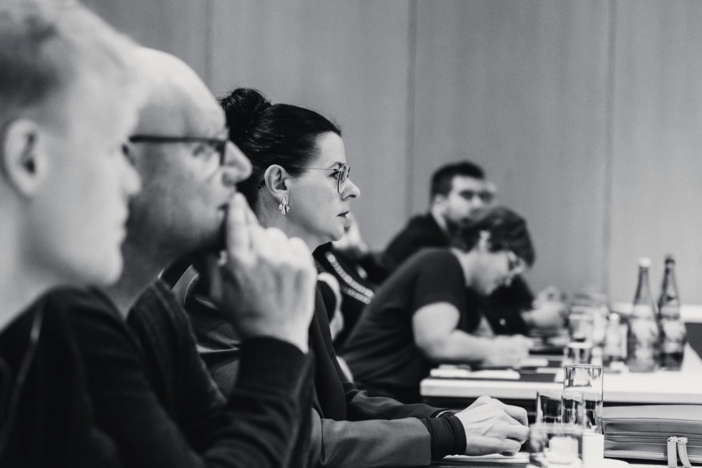 Teilnehmende hören beim Blueprint Summit konzentriert zu